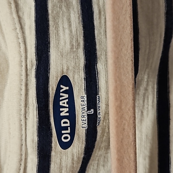 Black and white Striped V-neck - Picture 2 of 3